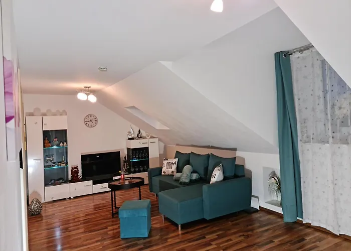 アパート Citywohnung Mit Schlafgalerie Bis Zu 6 Gaeste Direkt Im Stadtzentrum ノイヴィート